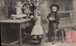 CPA Folklore Autour du chaudron de bouillie Enfants des environs de Quimper