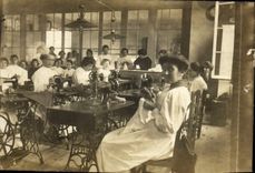 CARTE PHOTO Femmes Machine a coudre 