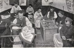 CPA A la caserne Interieur d'un atelier de reparation Machine a coudre Militaria 
