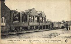 CPA Albert Societe industrielle Les usines de machines a coudre Hurtu bombardees et incendiees par les Allemands 