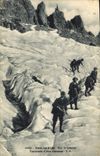 CPA Alpinisme Dans les Alpes sur le glacier Traversee d'une crevasse 