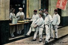 CPA Militaria Infanterie Distribution de la soupe 