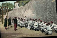 CPA Militaria Infanterie Les jeux Lutte de traction