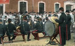CPA Militaria Artillerie La musique dans la cour du quartier