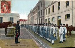 CPA Militaria Artillerie L'appel pour le pansage Chevaux