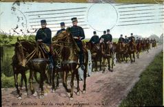 CPA Militaria Artillerie Sur la route du Polygone