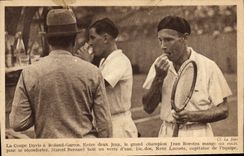 CPA Tennis Tennis La Coupe Davis a Roland Garros Jean Borotra mange du sucre Marcel Bernard boit un verre d'eau Rene Lacoste 
