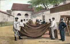 Vintage Postcard Militaria Beating of couertures
