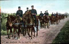 CPA Militaria Artillerie Sur la route du polygone