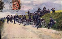 CPA Militaria Chasseurs cyclistes La halte Velo Cycle