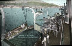 CPA Militaria Mise a l'eau d'une baleiniere Bateau