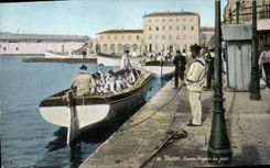 CPA Militaria La vie du marin Toulon Canots majors au port Bateaux