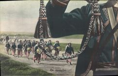 CPA Puzzle Militaria En marche Zouaves 