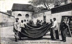CPA Militaria Infanterie Battage des couvertures