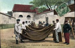 CPA Militaria Infanterie Battage des couvertures
