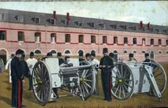 CPA Militaria Artillerie Intstruction sur le canon de 75mm