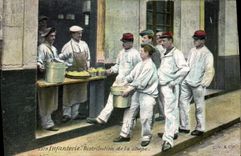 CPA Militaria Infanterie Distribution de la soupe