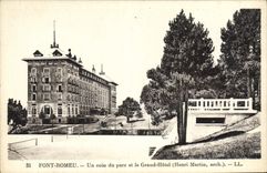 CPA Tennis Font Romeu Un coin du parc et le Grand Hotel 