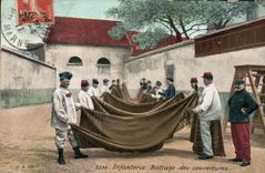 CPA Militaria Infanterie Battage des couvertures