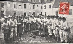 CPA Militaria A la caserne L'epluchage des pommes de terre 
