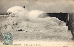 CPA Phare Le Treport La jetee un jour de tempete