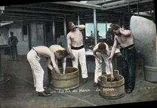 CPA Militaria La vie du marin La toilette 