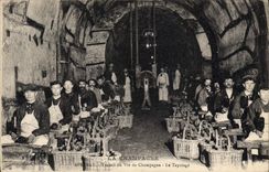 CPA Folklore Vigne Vendanges Champagne Epernay Travail de vin de Champagne Le tapotage TOP