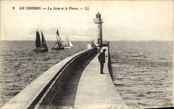 CPA Phare Le Croisic La jetee et le phare Bateaux 