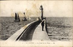 CPA Phare Le Croisic La jetee et le phare Bateaux
