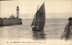 CPA Phare Le Treport Barque de peche entrant au port Bateau