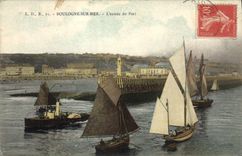 CPA Phare Boulogne sur Mer L'entree du port Bateaux