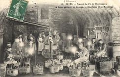 CPA Folklore Vin Vignobles Champagne Reims Travail du vin de Champagne Le degorgement le dosage Le bouchage et le muselage