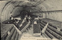 CPA Folklore Vin Vignobles Champagne Moet et Chandon Mise en casiers apres remuage
