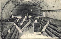 CPA Folklore Vin Vignobles Champagne Moet et Chandon Mise en casiers apres remuage