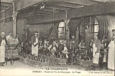 CPA Folklore Vin Vignobles Champagne Epernay Travail du vin de Champagne Le tirage