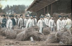 CPA Militaria Distribution de paille 