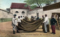 CPA Militaria Infanterie Battage des couvertures