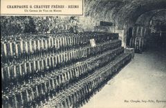 CPA Folklore Vin Vendange Champagne G Chauvet Freres Reims Un caveau de vins en masses