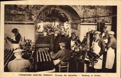 CPA Folklore Vin Vendange Champagne Mercier Epernay Rincage des bouteilles