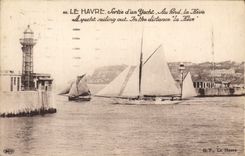 CPA Phare Le Havre Sortie d'un yacht Au fond la Heve 