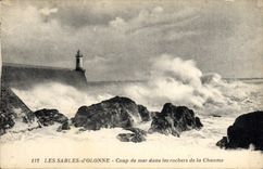 CPA Phare Les Sables d'Olonne Coup de mer dans les rochers de la Chaume 