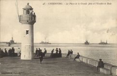 CPA Phare de la Grande jetee et l'escadre en rade Cherbourg Bateaux 