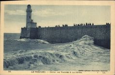 CPA Phare Le Treport Effet de vagues a la jetee 