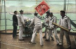 Vintage Postcard Militaria life of the Marine Loading of a gun of 100mm