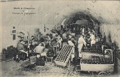 CPA Folklore Vigne Vin Vendanges Champagne Moet & Chandon Chantiers de degorgement