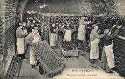 CPA Folklore Vigne Vin Vendanges Champagne Moet & Chandon Rangement des vins en bouteilles