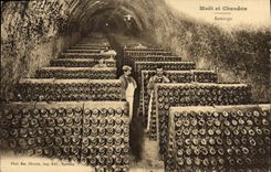 Vintage Postcard Folklore Vine Wine Grape harvest Champagne Moet & Chandon Moving