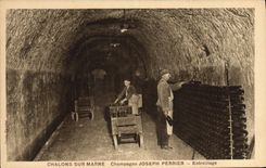 CPA Folklore Vigne Vin Vendanges Champagne Chalons sur Marne Jopseh Perrier Entreillage