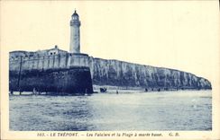 CPA Phare Le Treport Les falaises et la plage a maree basse