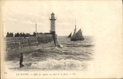 CPA Phare Le Havre Effet de vagues au bout de la jetee Bateau
